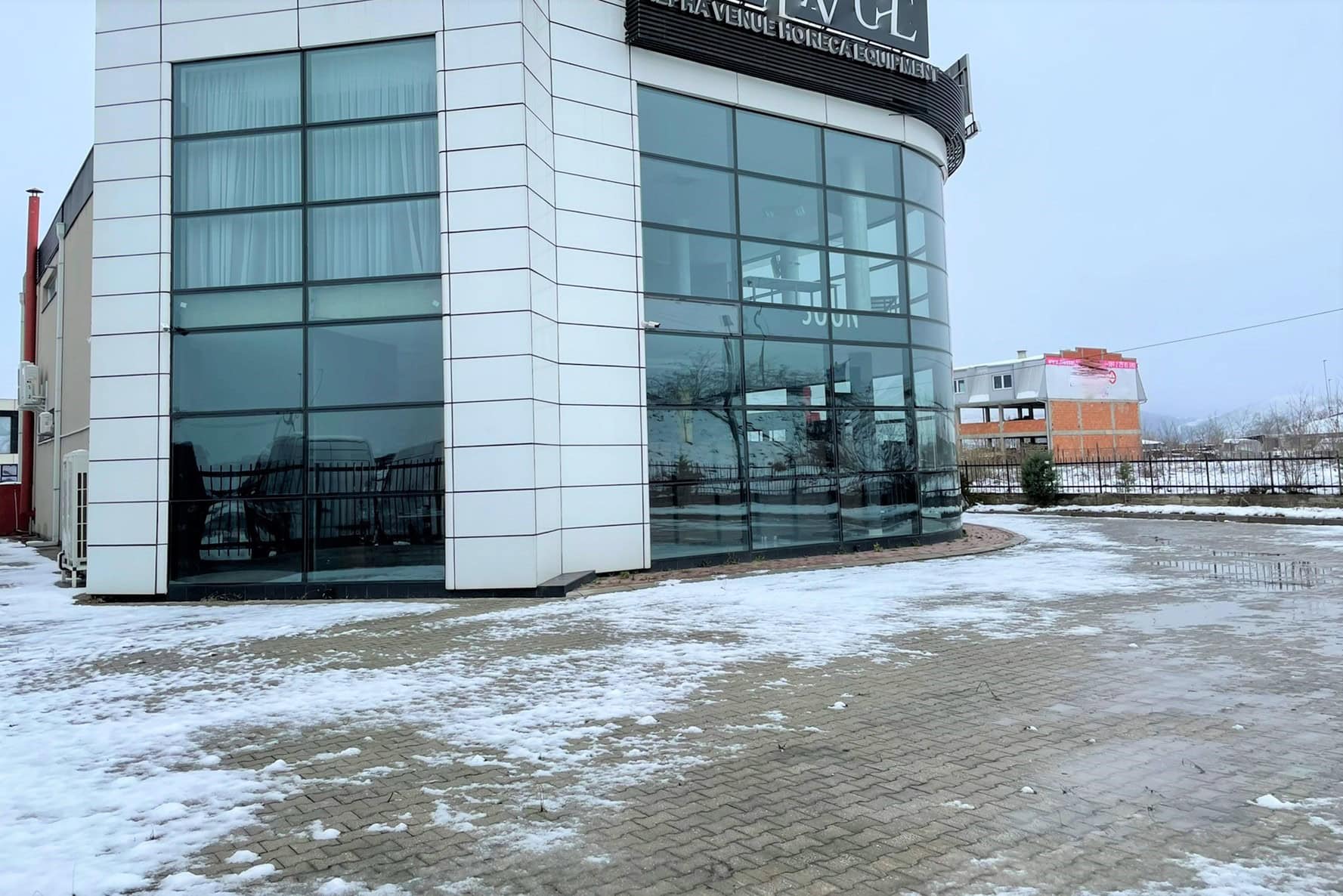 Post kummerċjali, 1050 m²