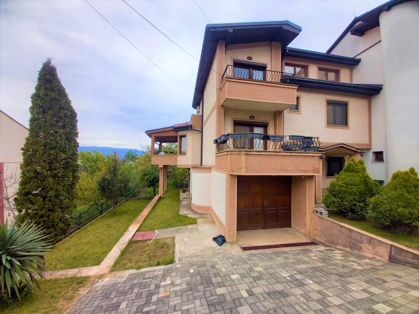 House, 250 m²