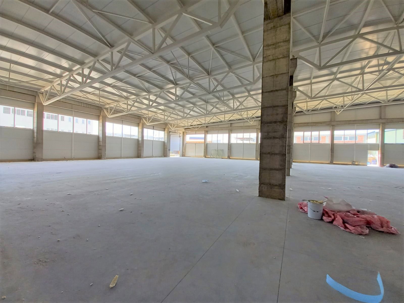 Commercial property, 8000 m²