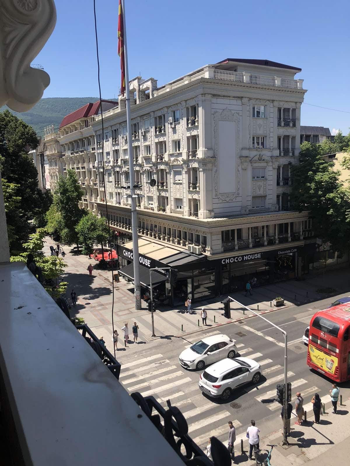 Post kummerċjali, 90 m²