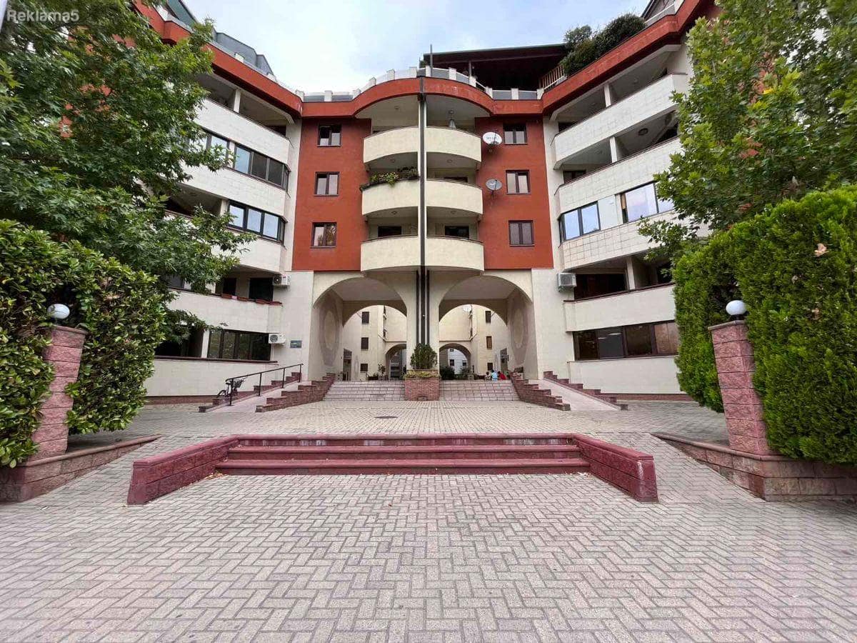 Post kummerċjali, 130 m²