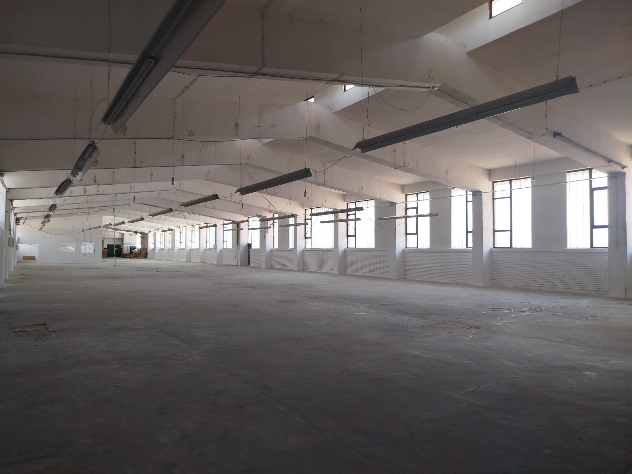 Post kummerċjali, 1500 m²