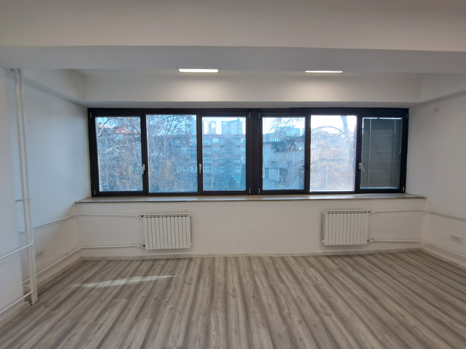 Commercial property, 200 m²