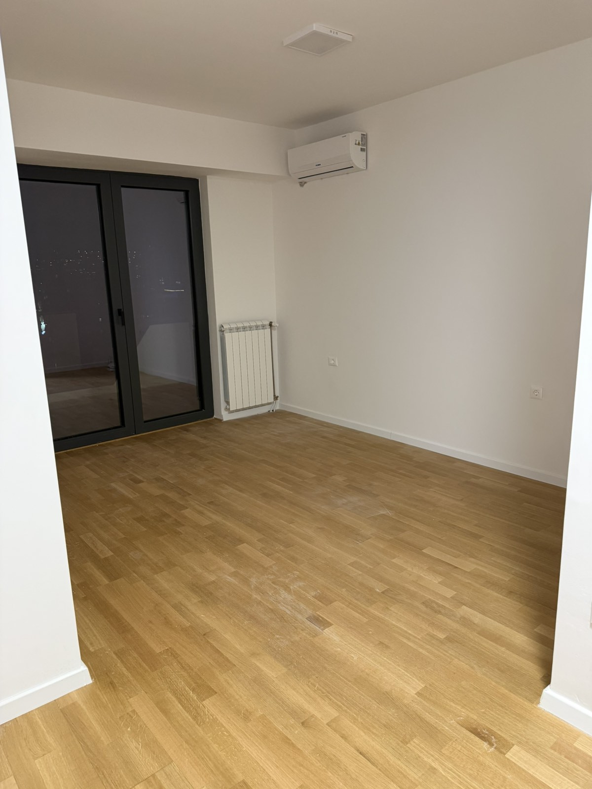Се изнајмува деловен простор од 97 m² во Grand River - View 4