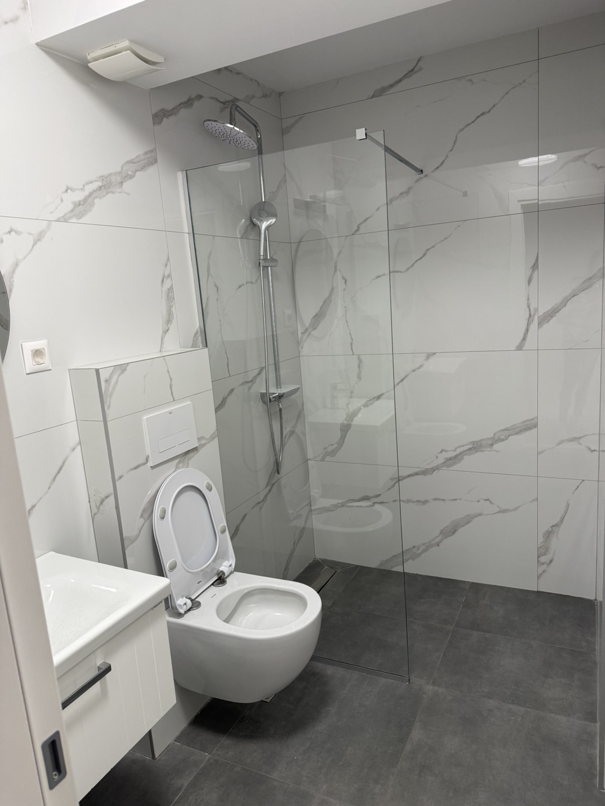Се изнајмува деловен простор од 97 m² во Grand River - More